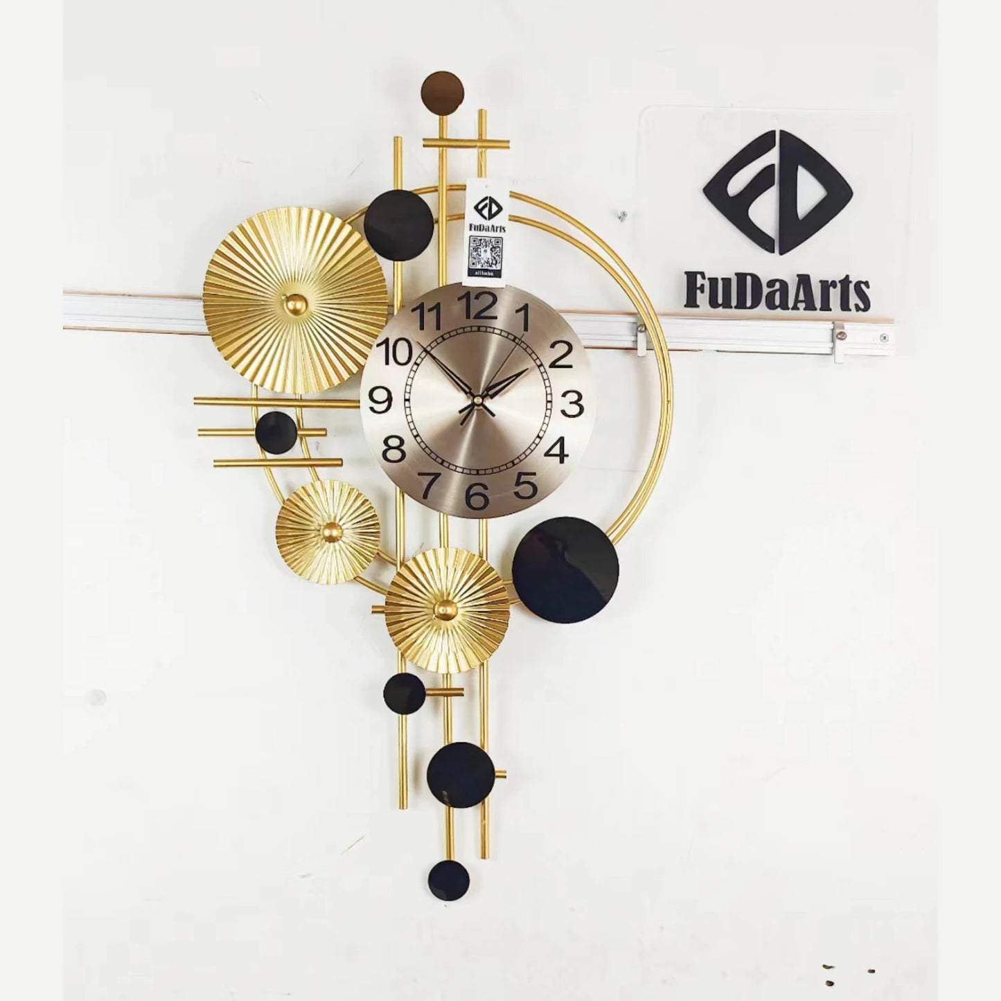 Modern Luxury Metal Wall Clock – Silent Quartz Hanging Clock for Living Room and Home Decor