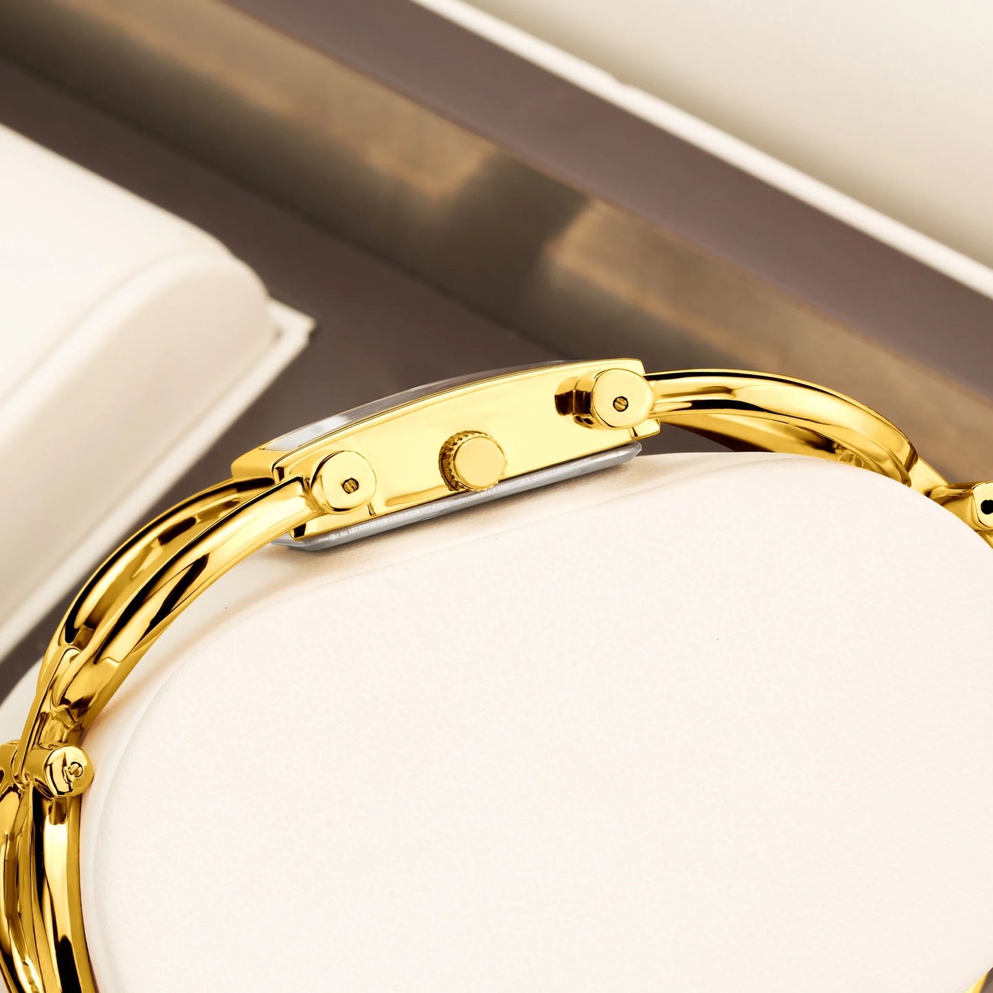 Women’s Retro Luxury Minimalist Quartz Watch – Artistic Alloy Bracelet, Elegant Analog Design, Water Resistant for Daily Wear Sylvara