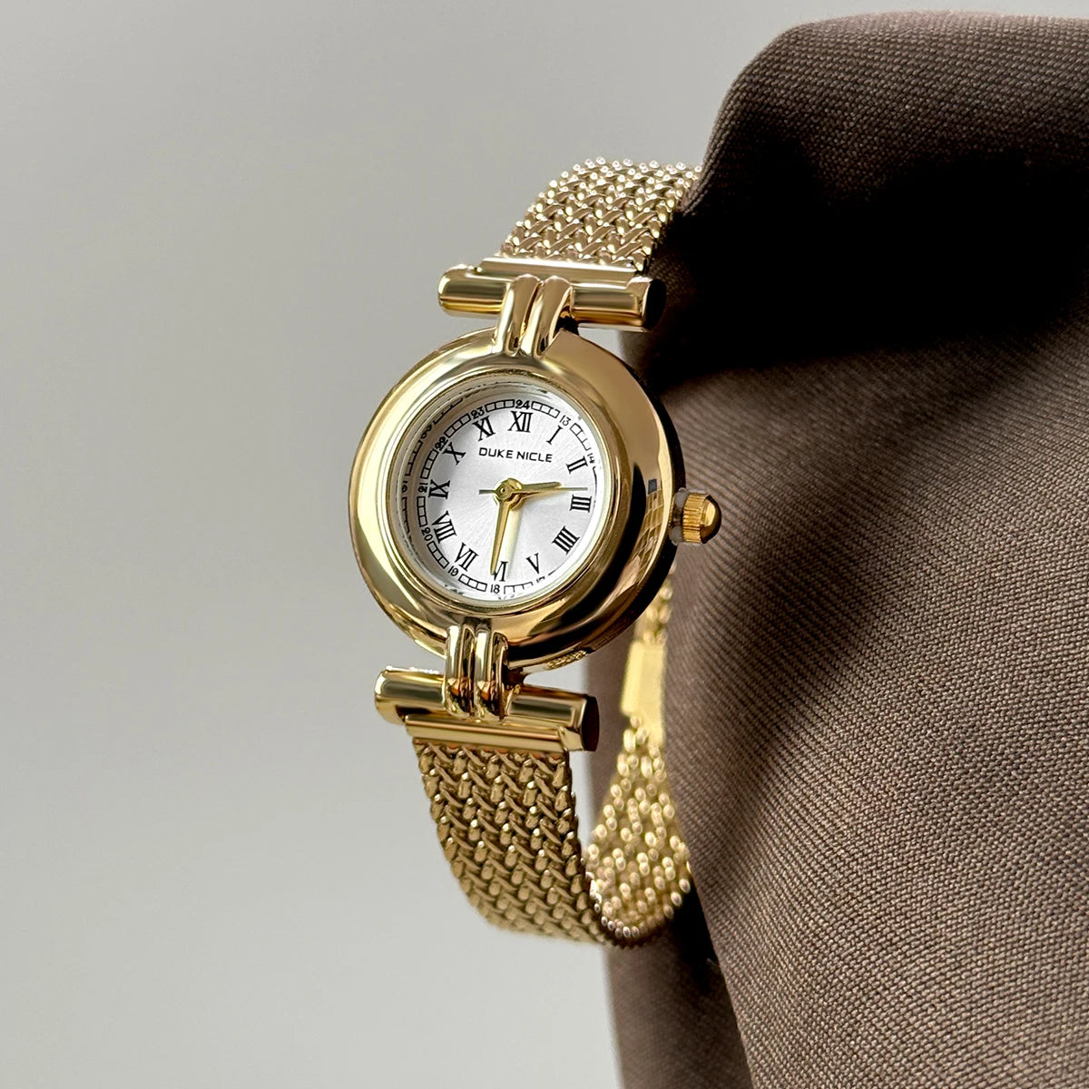 Vintage Roman Dial Women’s Watch – Elegant Gold Stainless Steel Strap | Classic Quartz Antique‑Style Timepiece Diana