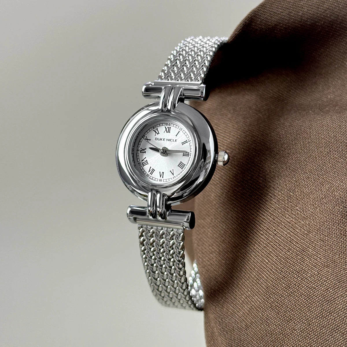 Vintage Roman Dial Women’s Watch – Elegant Gold Stainless Steel Strap | Classic Quartz Antique‑Style Timepiece Diana