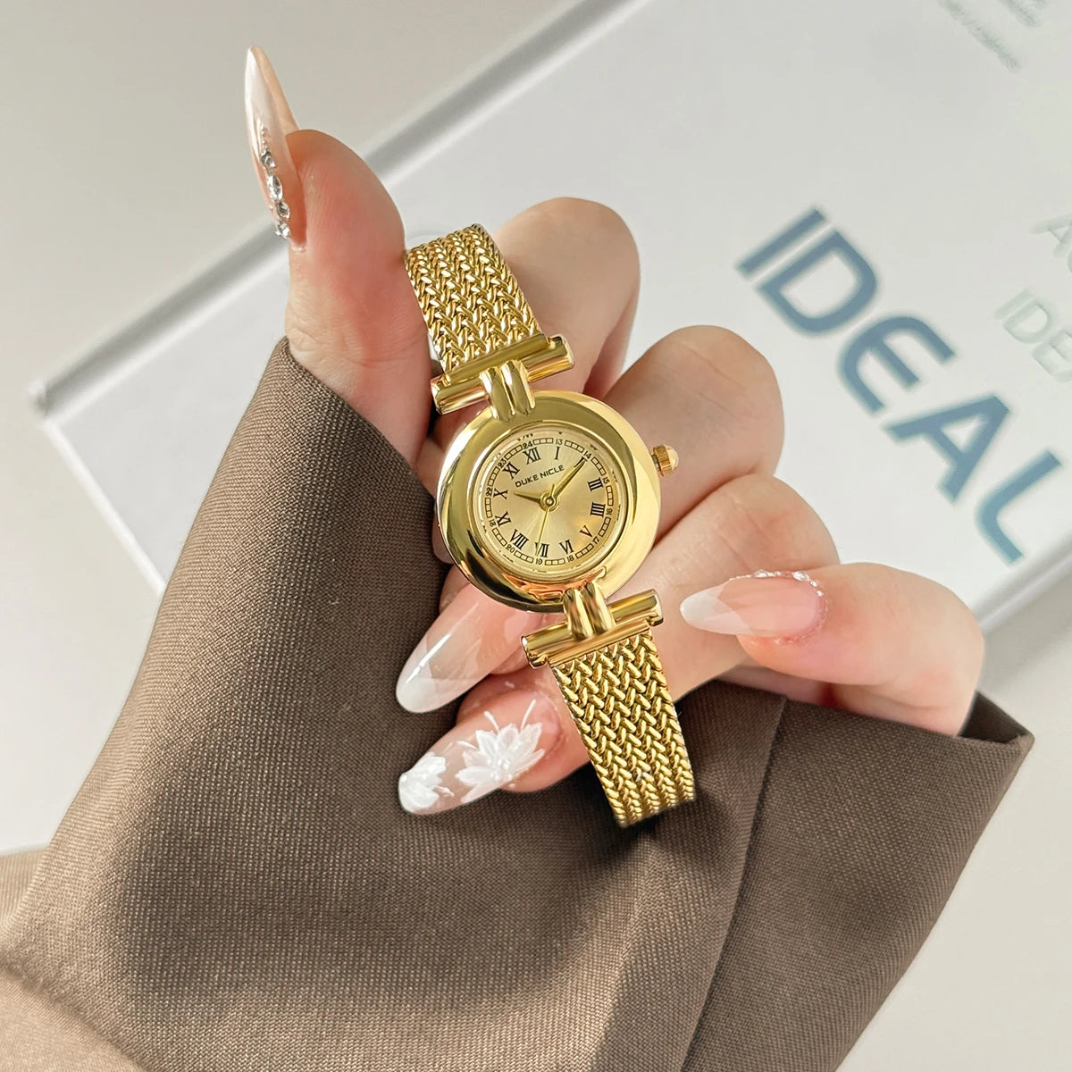 Vintage Roman Dial Women’s Watch – Elegant Gold Stainless Steel Strap | Classic Quartz Antique‑Style Timepiece Diana
