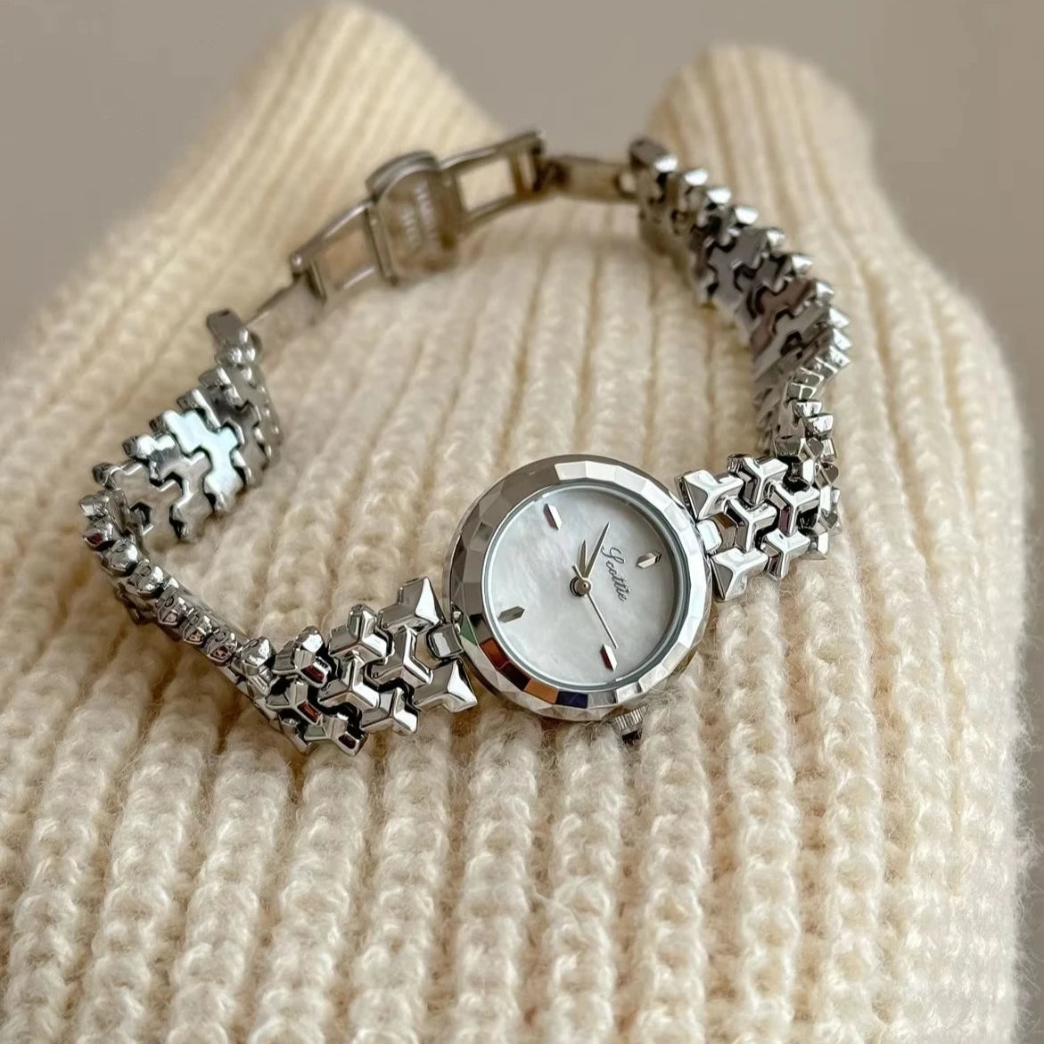 Scottie 9727 Women’s Luxury Watch – Waterproof Stainless Steel Round Quartz Watch| Elegant Small Dial Design