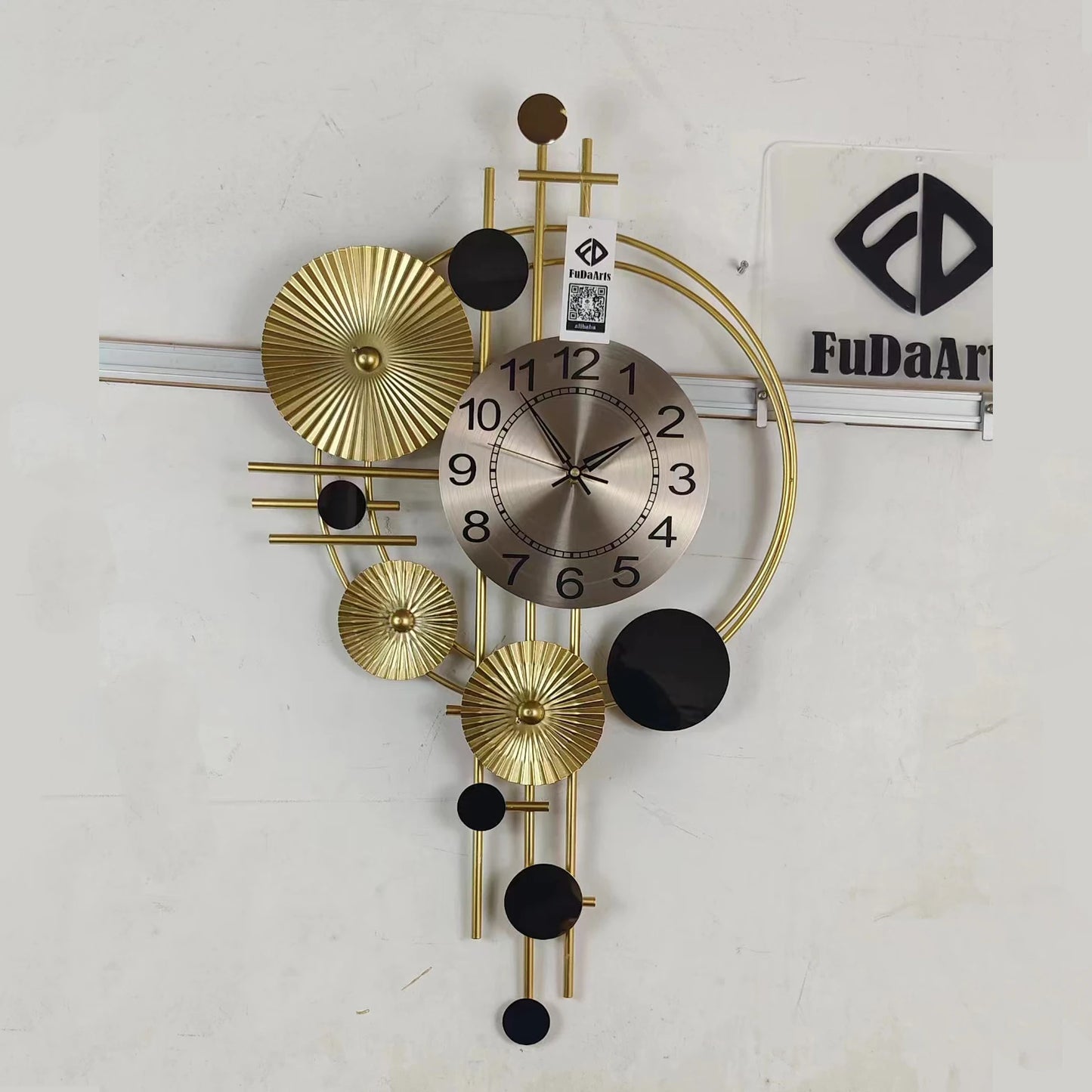 Modern Luxury Metal Wall Clock – Silent Quartz Hanging Clock for Living Room and Home Decor