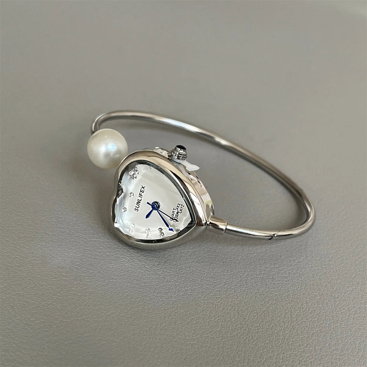 Sunlife Heart-Shaped Diamond-Accented Pearl-Style Women’s Watch – Exquisite, Compact, and Timelessly Fashionable Mika
