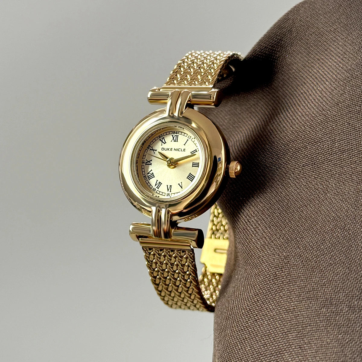 Vintage Roman Dial Women’s Watch – Elegant Gold Stainless Steel Strap | Classic Quartz Antique‑Style Timepiece Diana